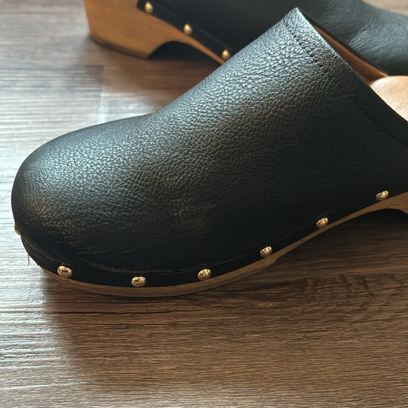 Universal Thread Clogs - Picture 2 of 5